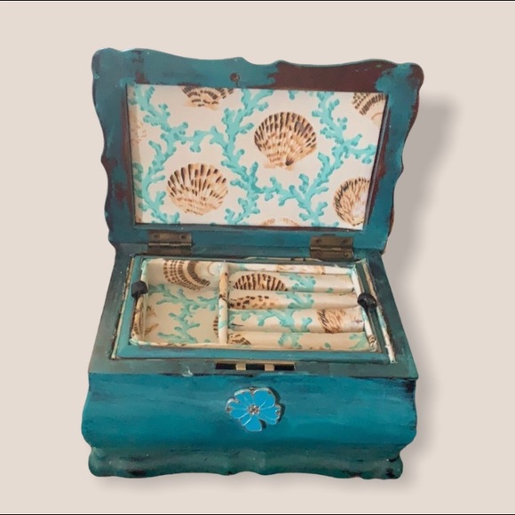 Vintage Rustic Sea Shell Themed Jewelry Box - Picture 2 of 7